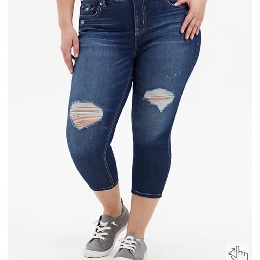 NWOT - Torrid Cropped Jeans